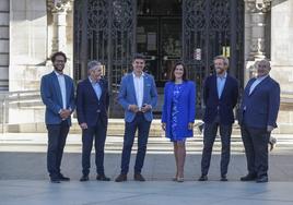 Keruin Martínez (IU-Podemos), Javier Ceruti (Ciudadanos), Daniel Fernández (PSOE), Gema Igual (PP), Felipe Piña (PRC) y Emilio del Valle (Vox) posan para El Diario ante el Ayuntamiento de Santander.  