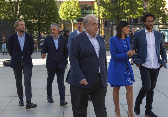 Los candidatos, a su llegada a la plaza del Ayuntamiento para el posado.