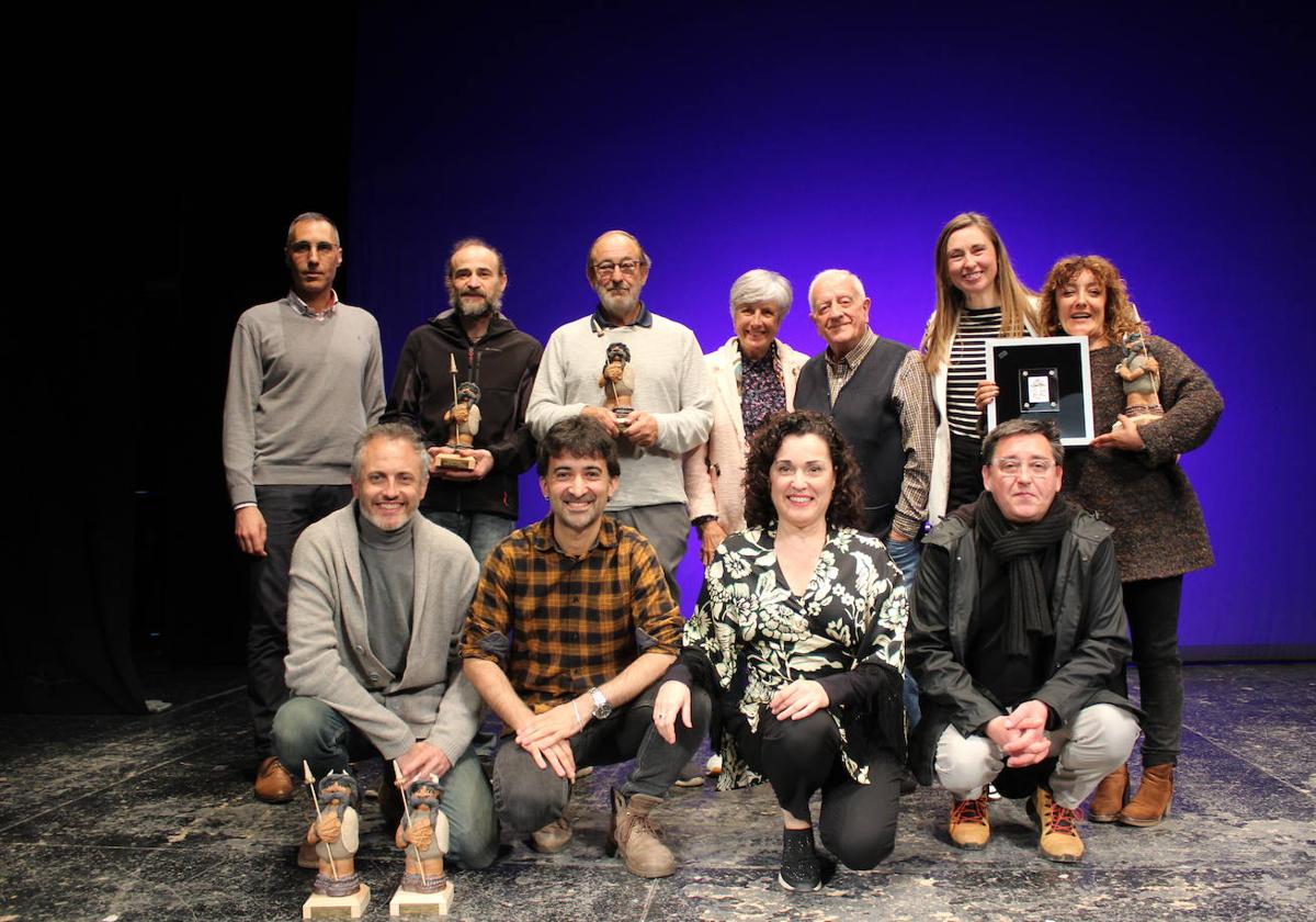 Foto de familia de los galardonados en el certamen con los organizadores.