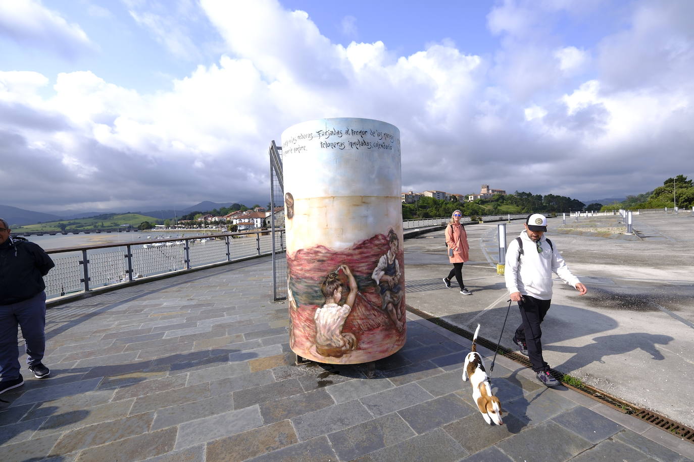 El monumento a las rederas se ha instalado en el paseo situado junto al puerto pesquero