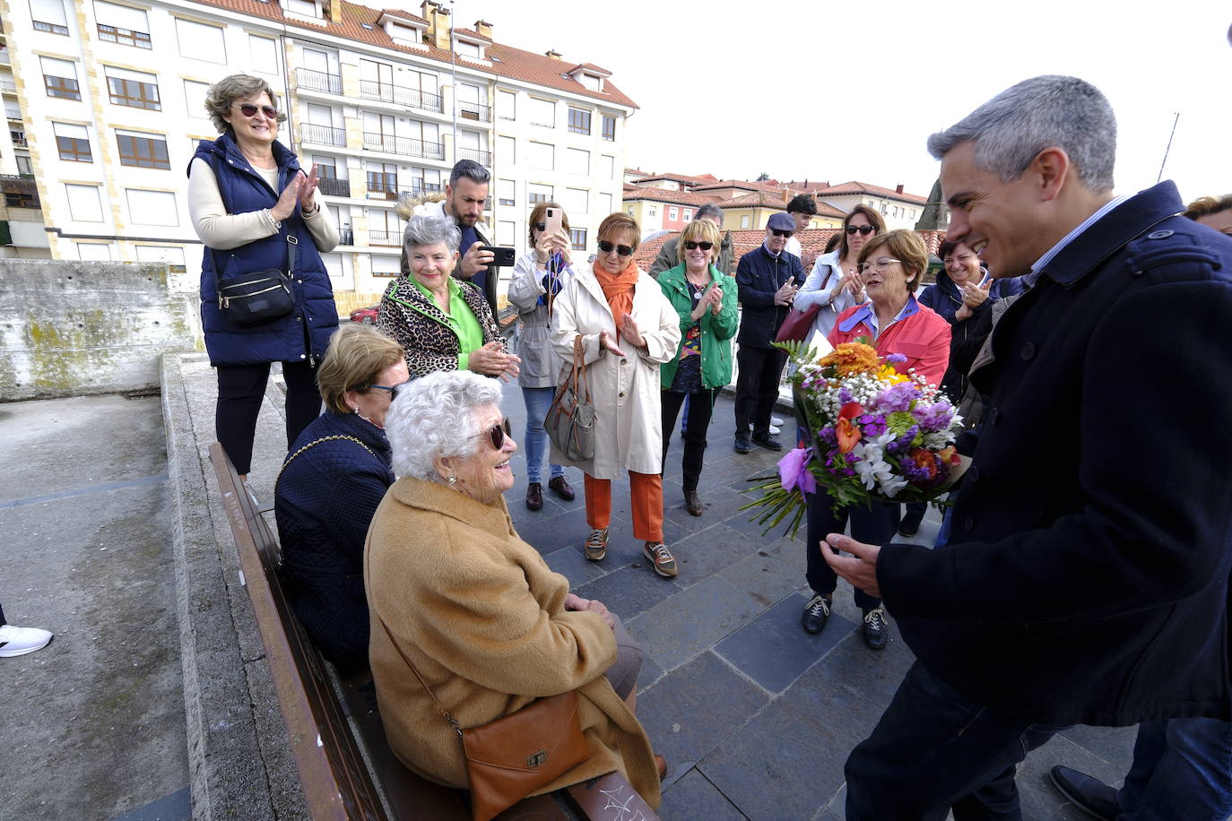 El vicepresidente regional Pablo Zuloaga le entregó un ramo de flores a la redera más veterana de San Vicente, Pacita Díaz, que tiene 96 años.