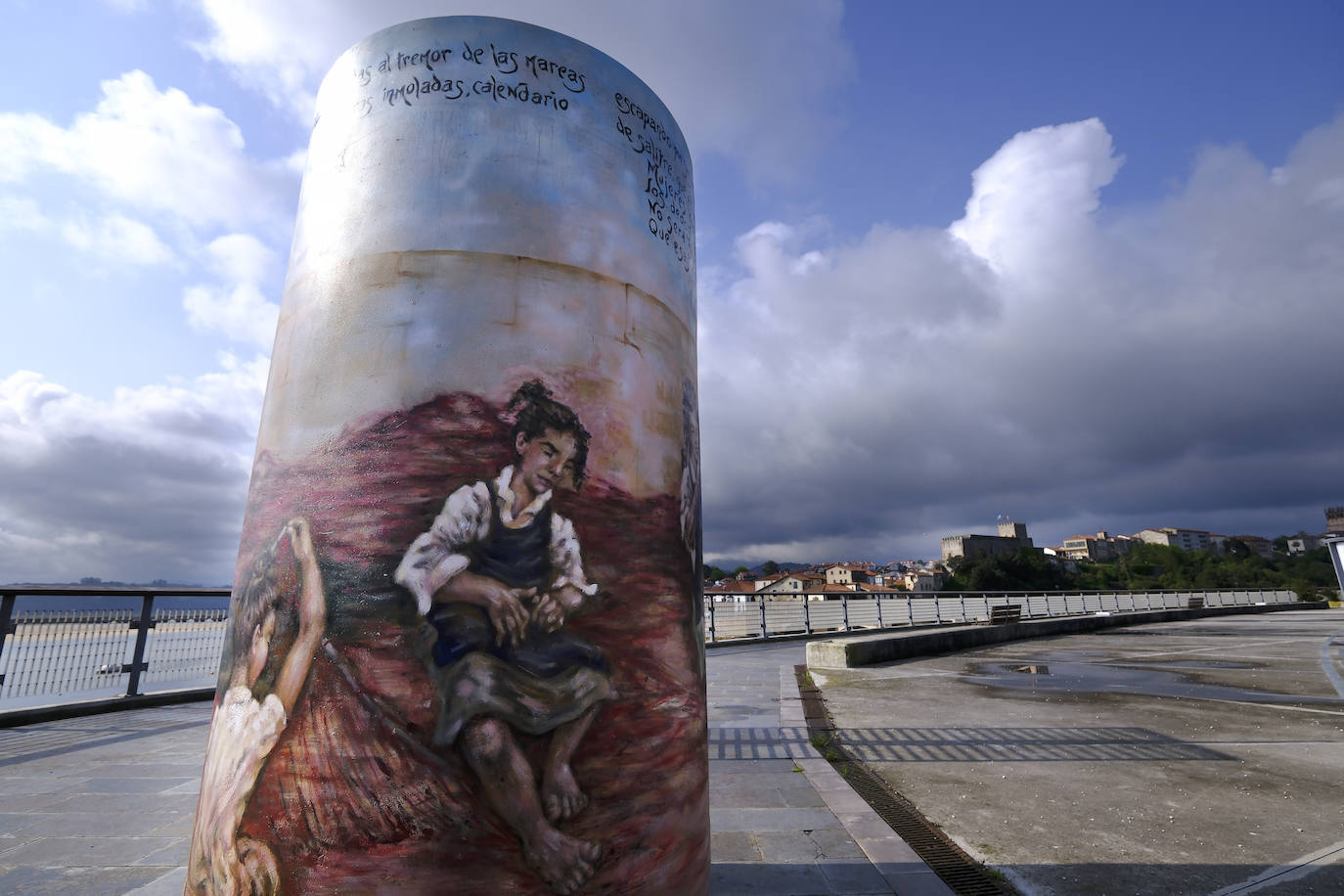 El monumento a las rederas con el conjunto histórico de San Vicente al fondo