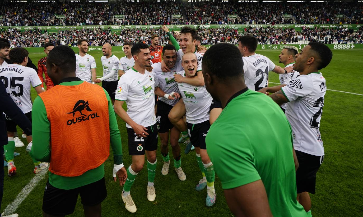 Los jugadores en el campo al acabar el partido.