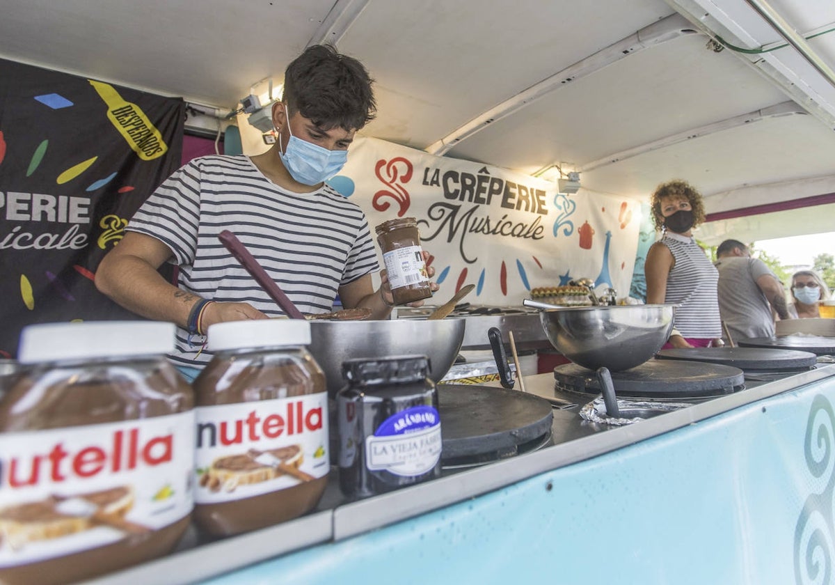 Una foodtruck que ofrece crepes de Nutella.