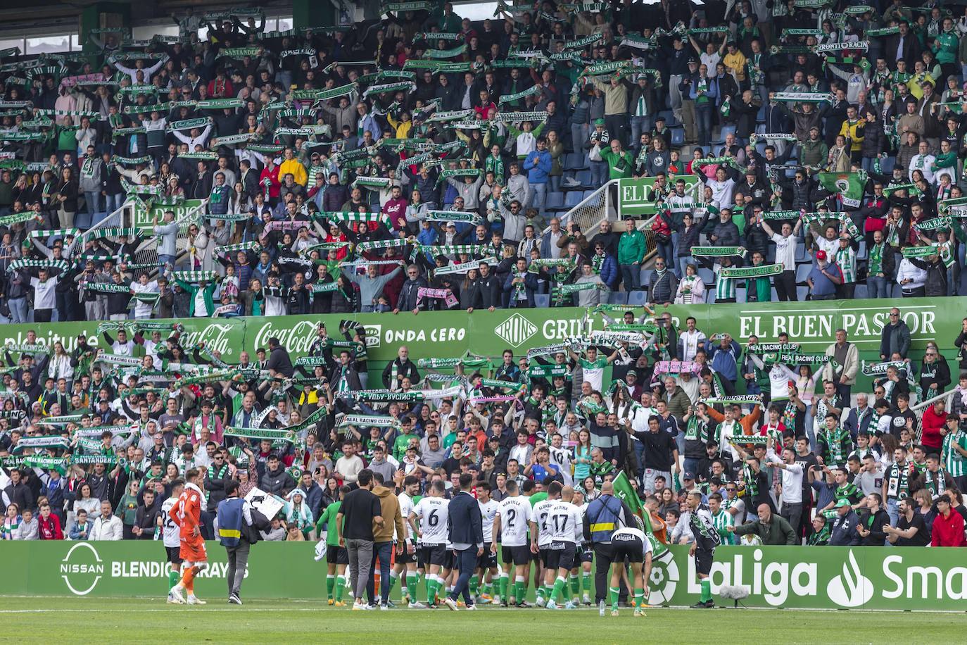 Los futbolistas verdiblancos dieron la vuelta al campo tras sellar la permanencia.