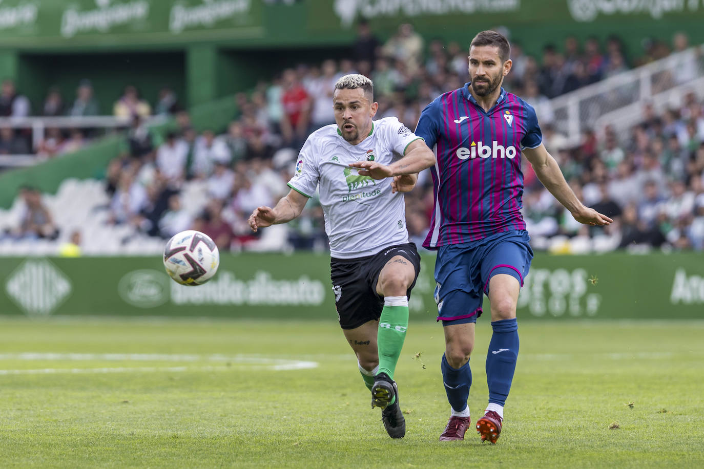 Matheus Aiás corre tras el balón. 