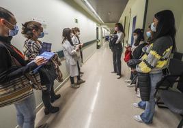 Aspirantes al MIR, durante la jornada de puertas abiertas celebrada en Valdecilla el pasado abril.