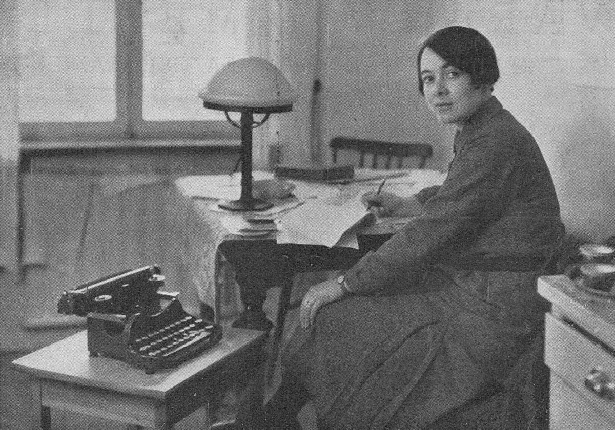 Karin Boye en la mesa de su cocina. Idun, 1931, fotógrafo desconocido.