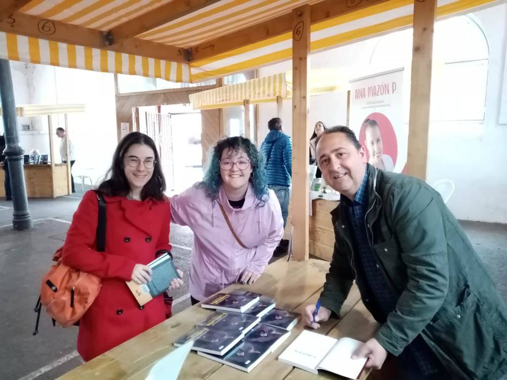 El escritor local Fernando del Río firmando su última obra. 