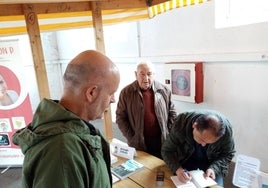 Un momento de la firma de libros en la Feria de Sarón