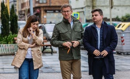 Alberto Núñez Feijóo pasea por Torrelavega flanqueado por María José Sáenz de Buruaga y el candidato local, Miguel Ángel Vargas