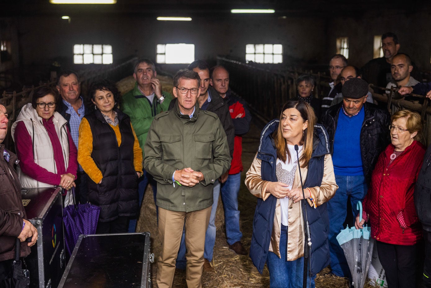 La lluvia obligó a realizar la charla dentro de una cuadra.