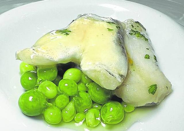 Guisantes lágrima con cocochas de merluza, de César Casado en restaurante Married de Hontoria.
