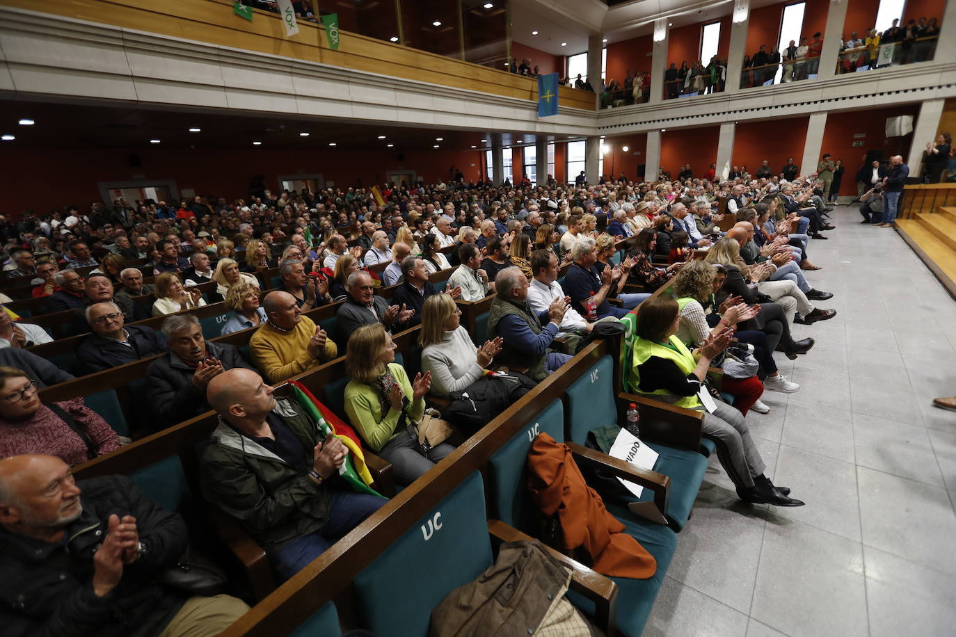 Lleno total en el Paraninfo de la Universidad 