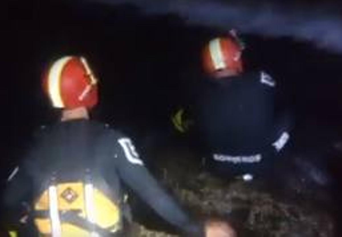 Momentos en el que los bomberos se lanzan al mar a por la boya.