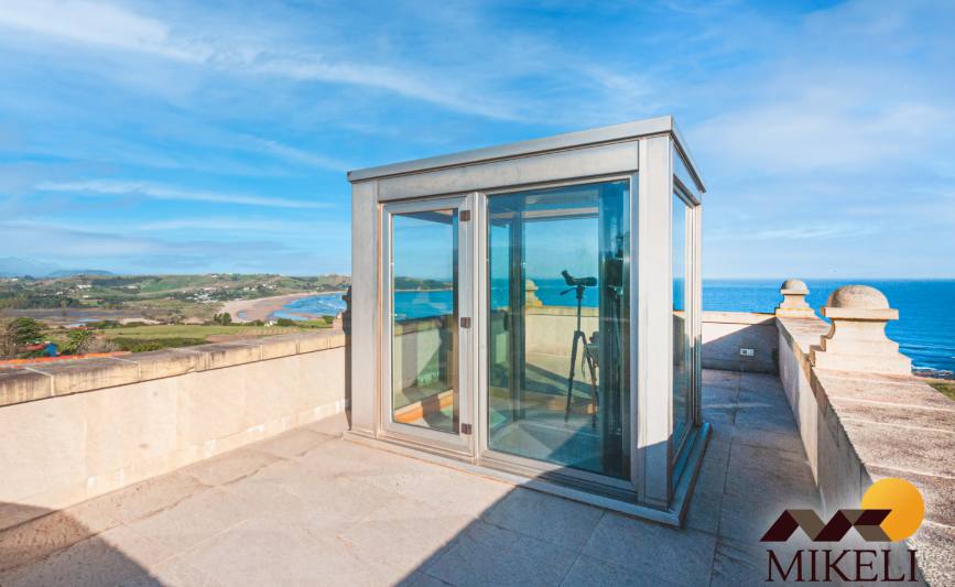 El mirador acristalado ubicado en la planta alta de la casa