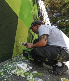 Imagen secundaria 2 - «Los grafiteros no taparán el mural de Mataleñas»