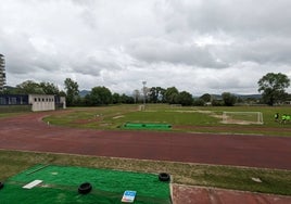 Aspecto de las pistas de atletismo del estadio Javier Cortezón con el 'patatal' al fondo, donde se prevé el campo de fútbol de hierba artificial.