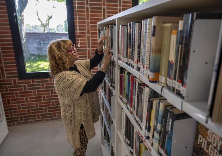 Eva Manzanos, en la biblioteca del centro cívico Ateca, en Monte, en su primer día abierta.