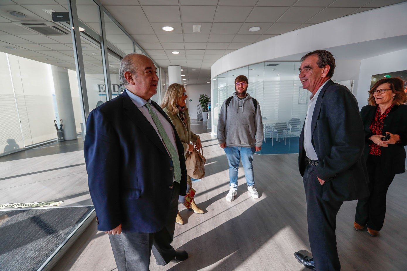 Emilio del Valle (Vox) y su equipo conversan con el director general de El Diario Montañés, Ignacio Pérez.