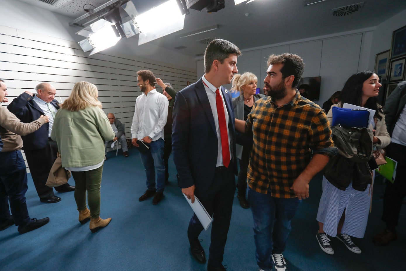 El periodista Daniel Martínez conversa con el candidato del PSOE, Daniel Fernández.