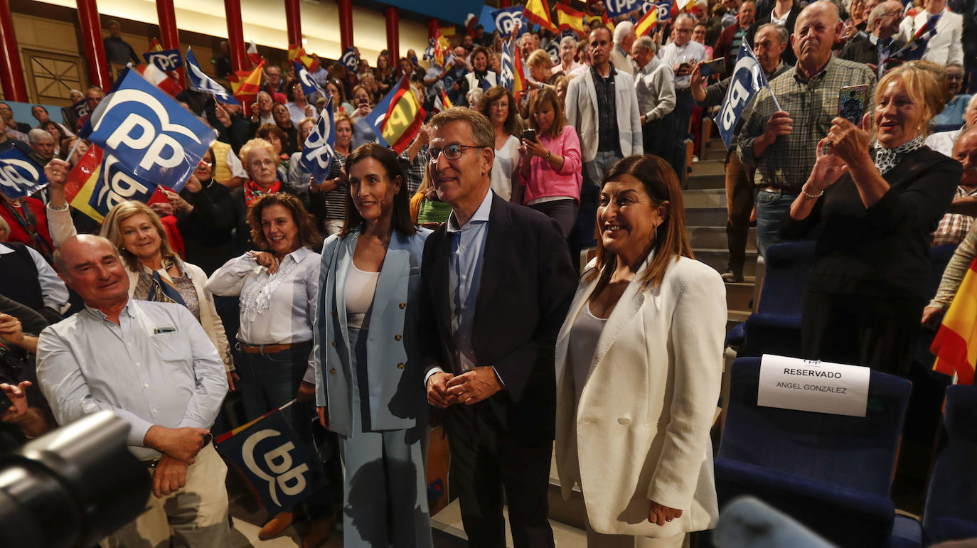 Gema Igual, Alberto Núñez Feijóo y María José Sáenz de Buruaga posan para una foto con el público detrás