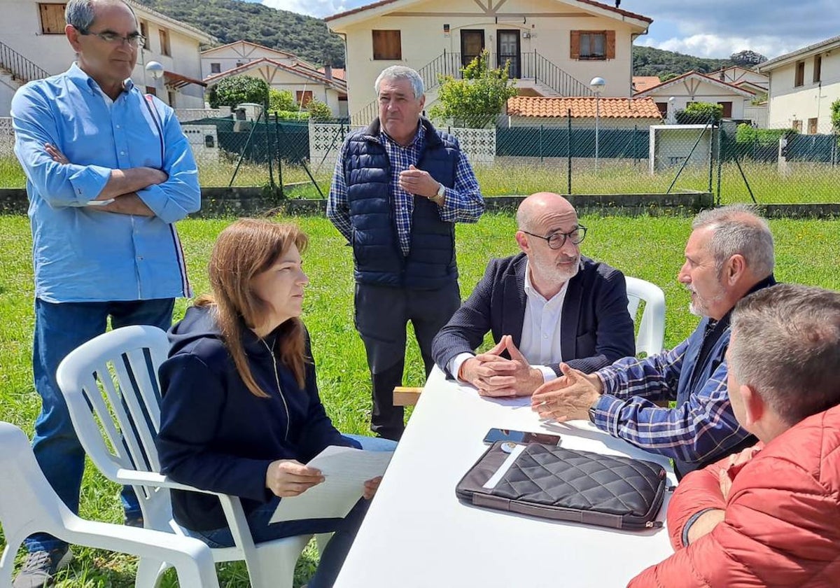 Álvarez durante su visita este miércoles a los afectados de sentencias de derribos de Argoños.