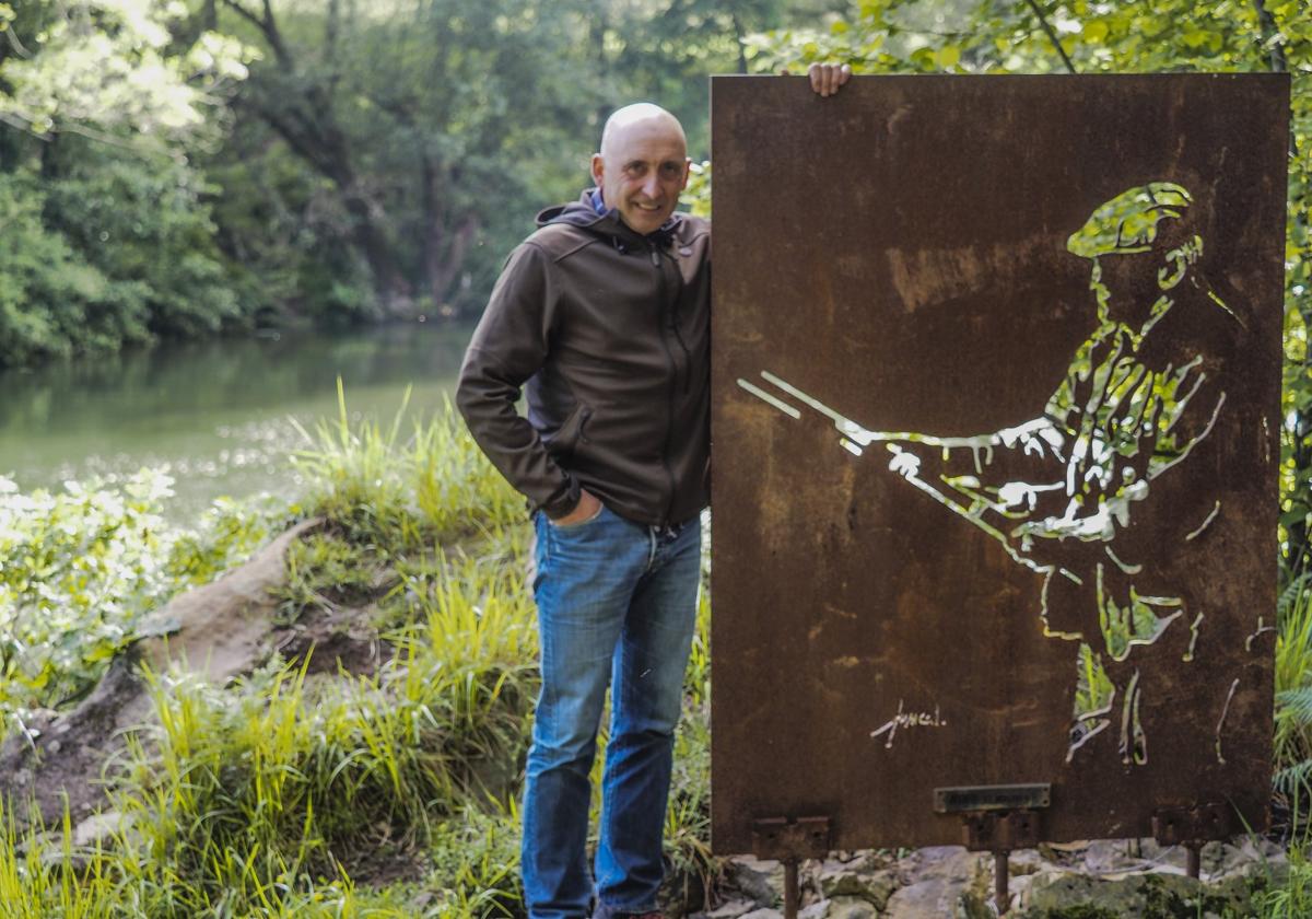 Manuel Borbolla posa en el río Pas, en el coto de Güedes (Vargas), junto al monumento en recuerdo a Nino El Molinero.