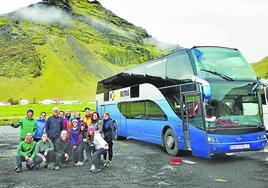 David Gutiérrez y Carlos García, junto a un grupo de viajeros.