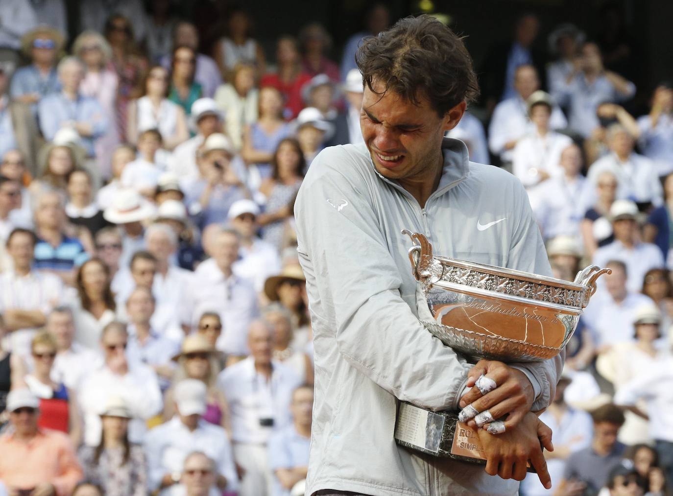 Con el trofeo de Roland Garros, tras vencer a Novak Djokovic en la final de 2014.