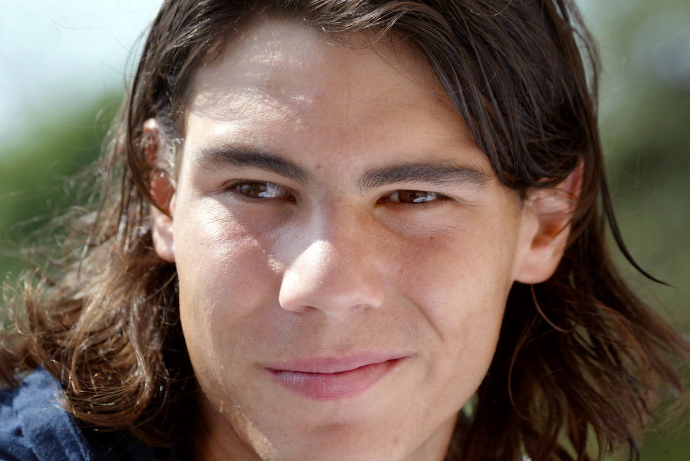 Rafa Nadal, de joven, en una imagen de archivo. Está considerado como el mejor tenista de la historia en pistas de tierra batida y uno de los mejores de todos los tiempos ya que es uno de los dos tenistas masculinos con mayor número de títulos de Grand Slam en individuales, con 22 (junto al serbio Novak Djokovic), y por delante del suizo Roger Federer, con 20. 