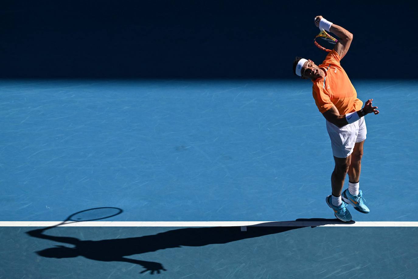 Sirviendo en el Open de Australia de 2023, el último torneo en el que ha participado.