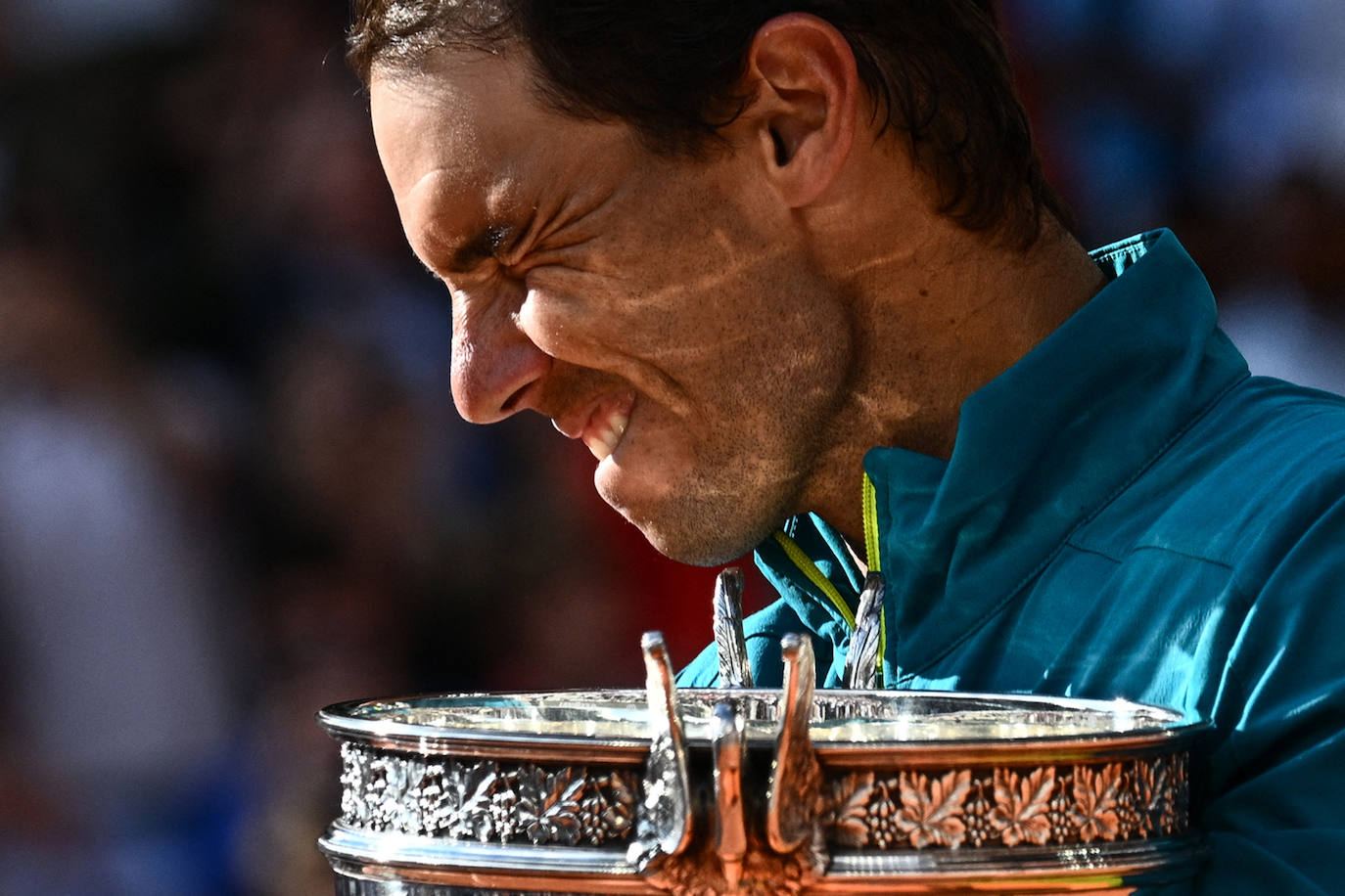 Apretando el labio tras conseguir su último Roland Garros, en 2022.