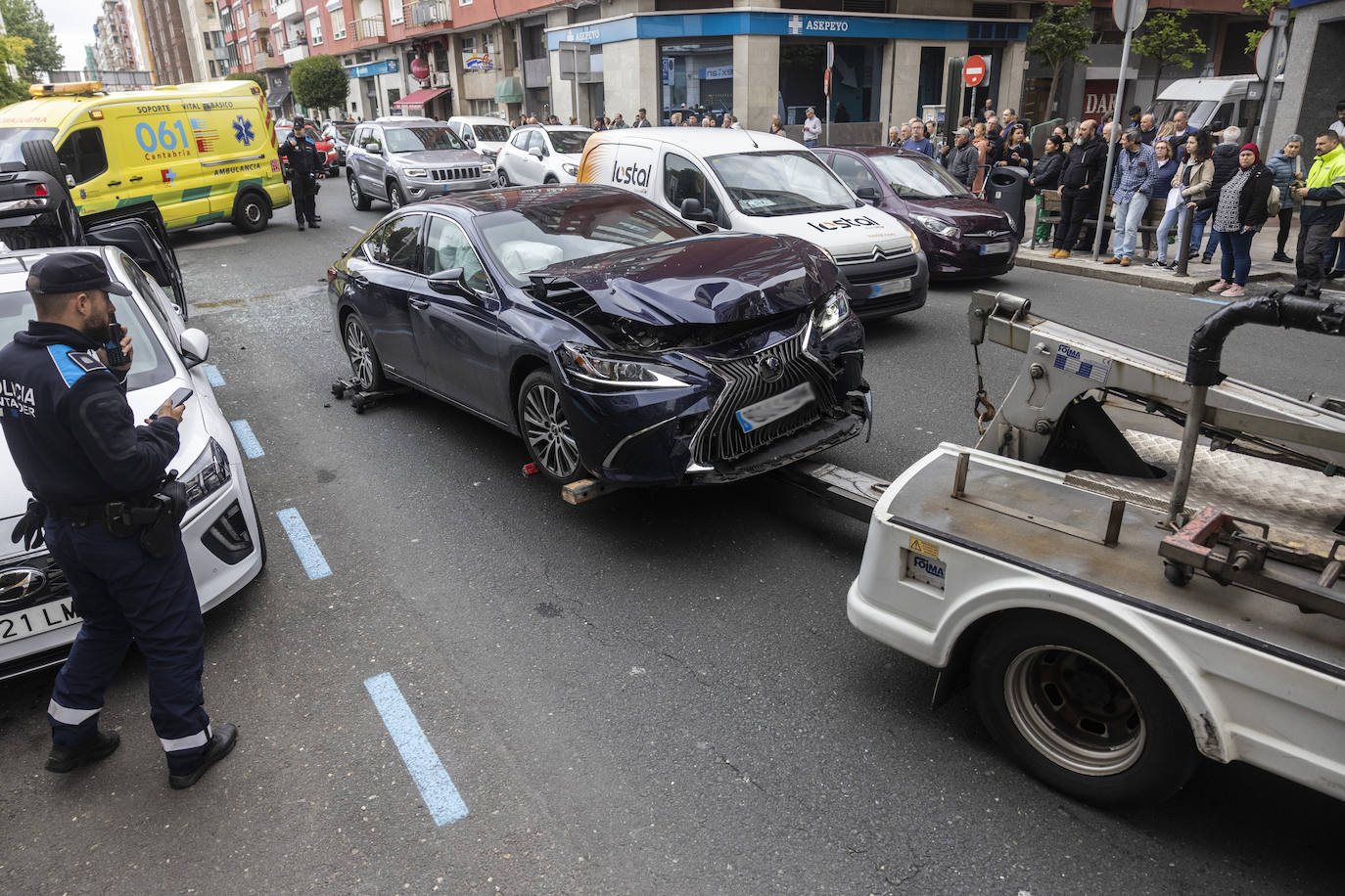 Además de un gran atasco, el incidente ha generado gran expectación entre los ciudadanos que se encontraban en la zona.