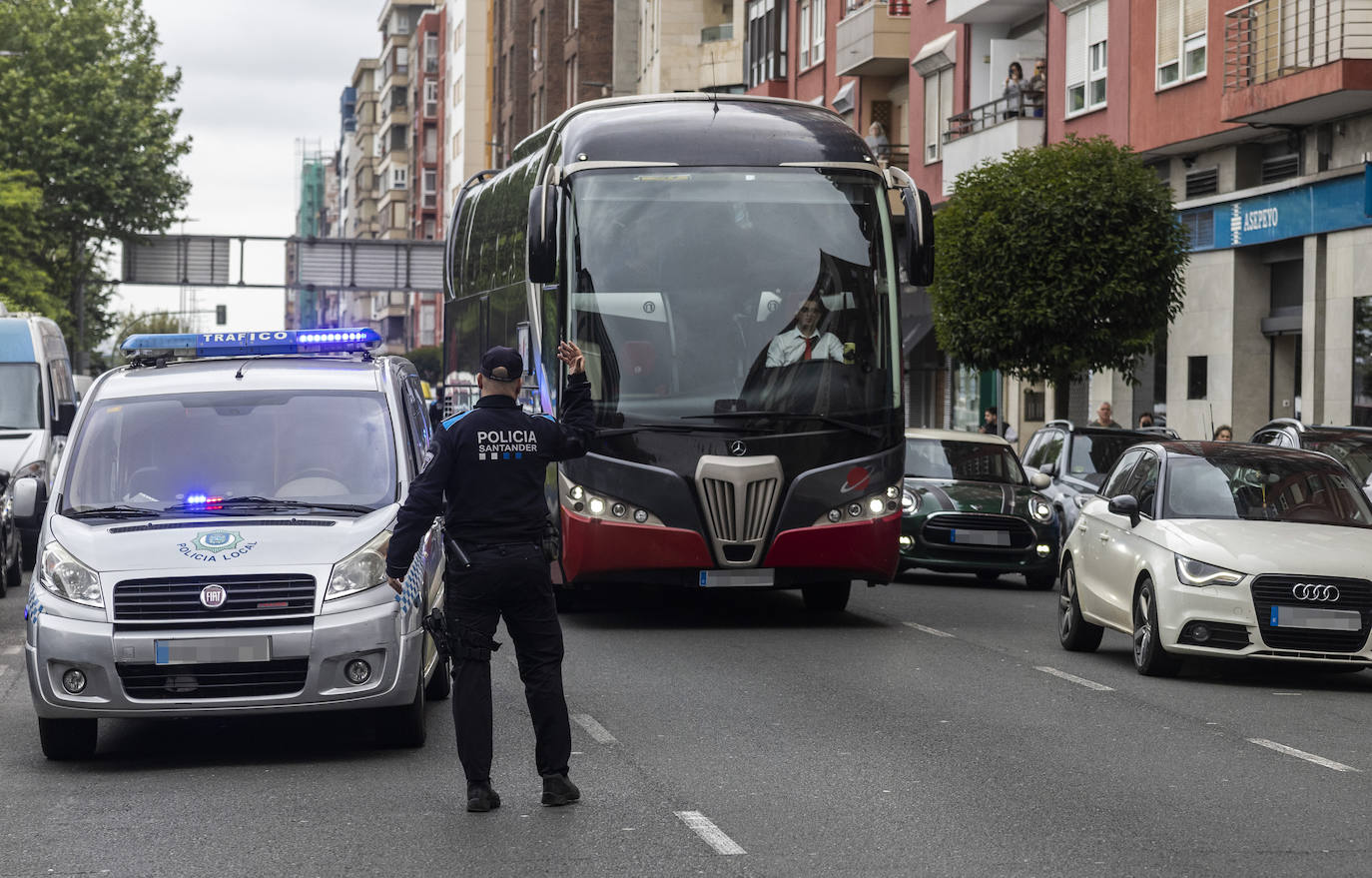 Agentes de la Policía Local se han encargado de gestionar el tráfico en la zona, en la que se han producido importantes retenciones.