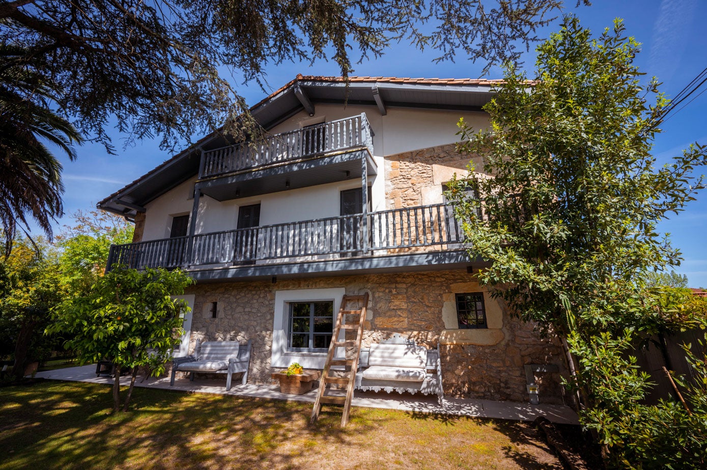 Fachada de la casa con las balconadas.