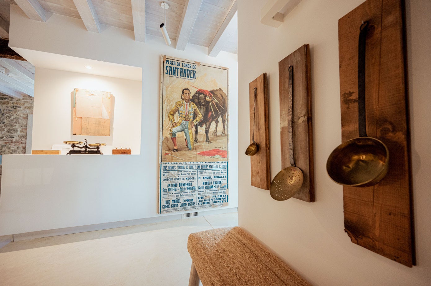 Detalles del acceso a la cocina, con cucharones antiguos, con el cartel de la Feria de Santiago de 1956, encontrado en la casa.