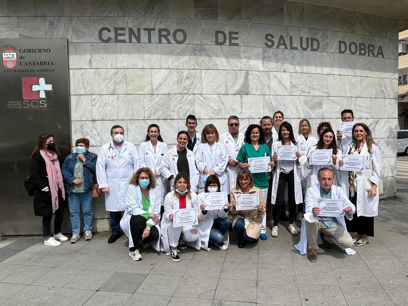 Protesta de los sanitarios en el centro de salud Dobra, en Torrelavega.