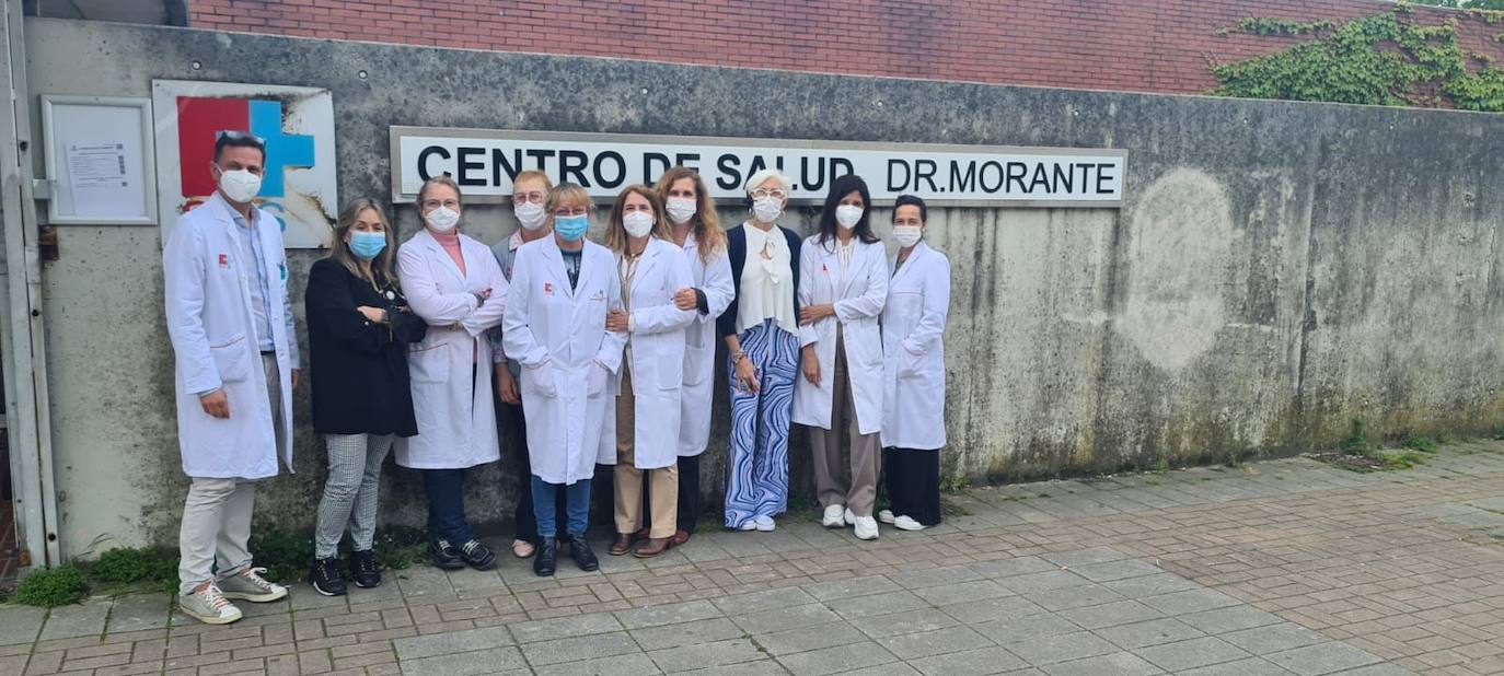 Los profesionales del centro Dr. Morante, en Santander, concentrados esta mañana