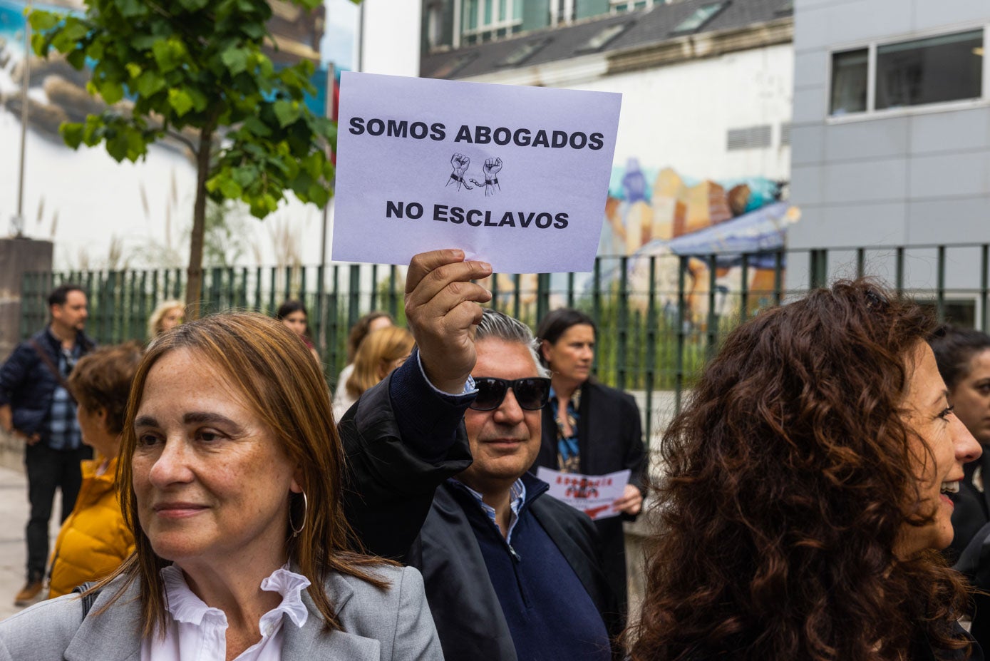 Uno de los manifestantes con el lema, y reivindicación, de que «somos abogados, no somos esclavos»