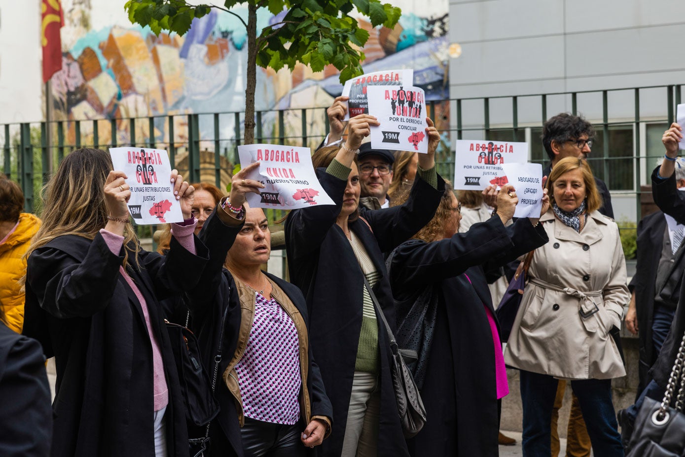 Los manifestantes protestaron porque los letrados del turno de oficio prestan sus servicios de una forma «precaria, indigna e impropia».