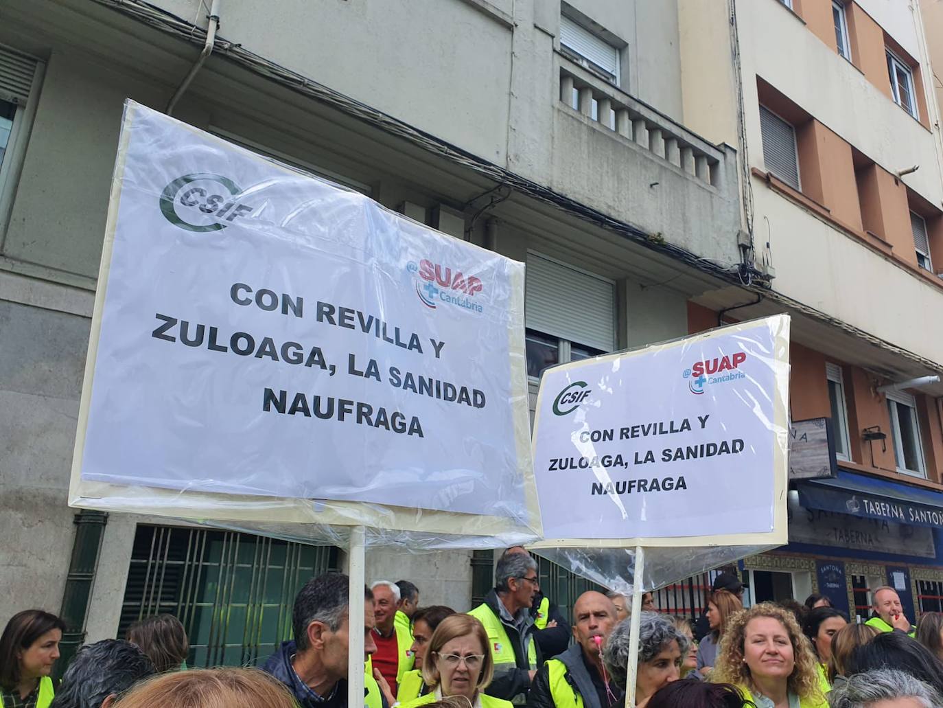 A la vez que en los centros de salud se sucedían concentraciones, los profesionales de los SUAP llevaron a cabo su protesta ante el Gobierno de Cantabria, después de una asamblea en la que decidieron seguir adelante con la huelga.