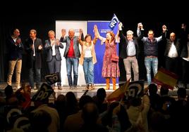 Buruaga, junto a los candidatos del PP de Campoo, durante el acto en Reinosa