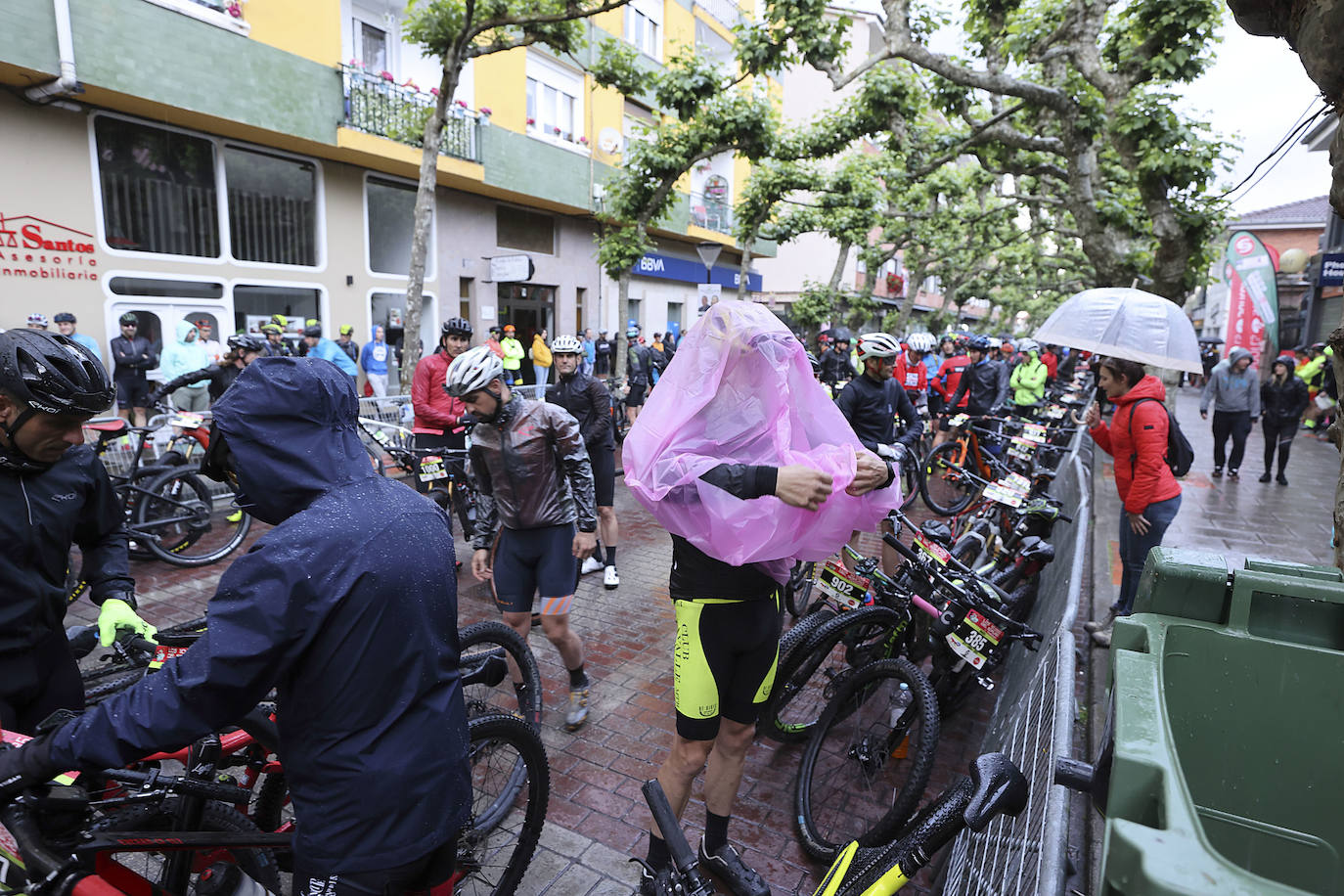 Se había anunciado lluvia y el pelotón iba preparado para ello.