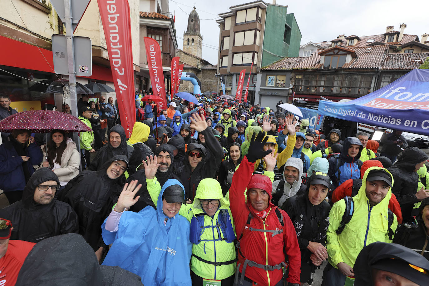 Aficionados y voluntarios saludan en el arranque de la prueba.