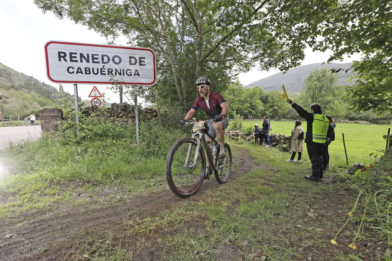 Paso por Renedo de Cabuérniga, en pleno recorrido.