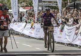 Ángel Madrazo, el 'Gorrión', a su llegada a meta.
