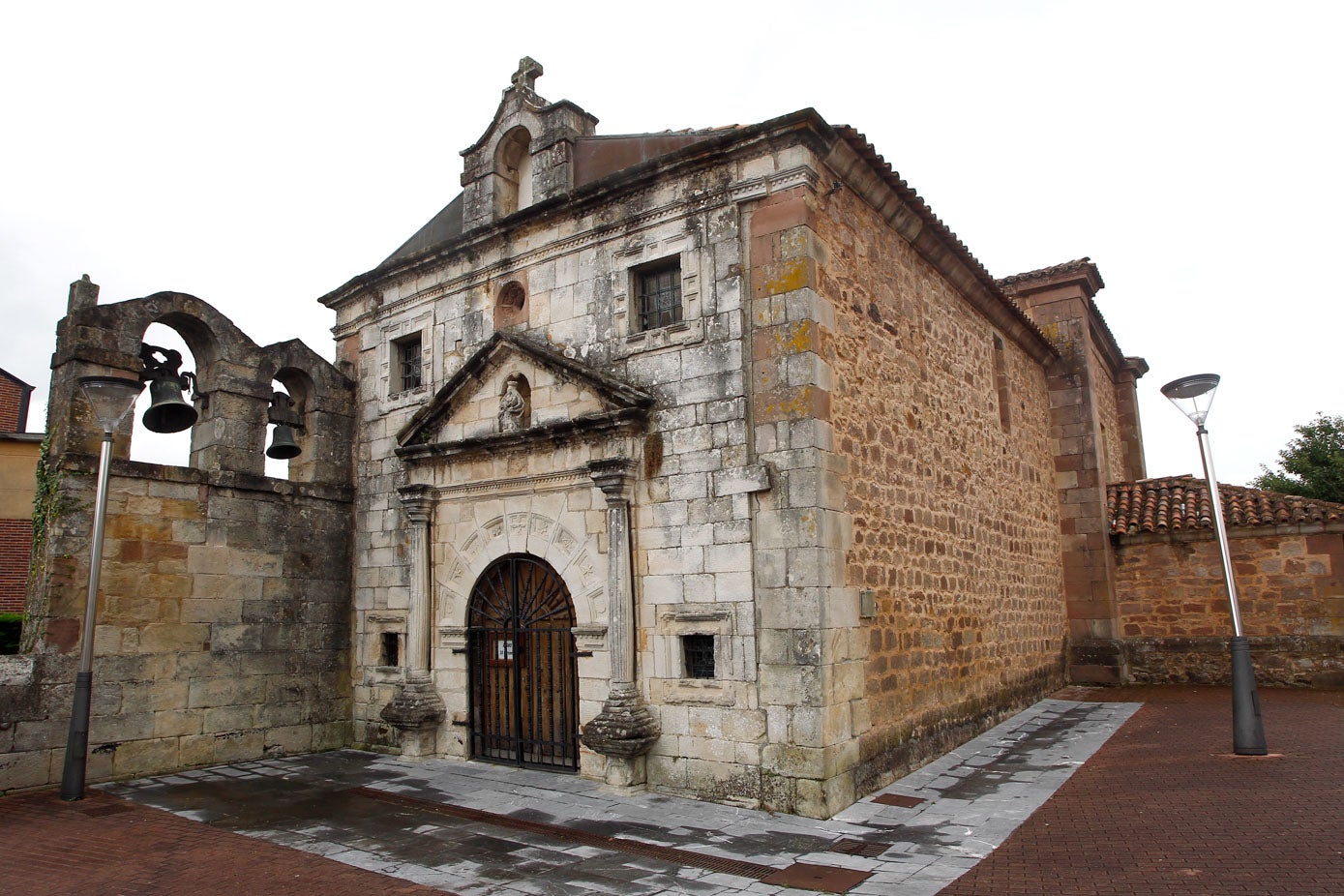 La ermita de Santa Ana (Tanos), es un símbolo de la localidad desde que fue construida por la familia Castañeda hace más de tres siglos, en 1667.