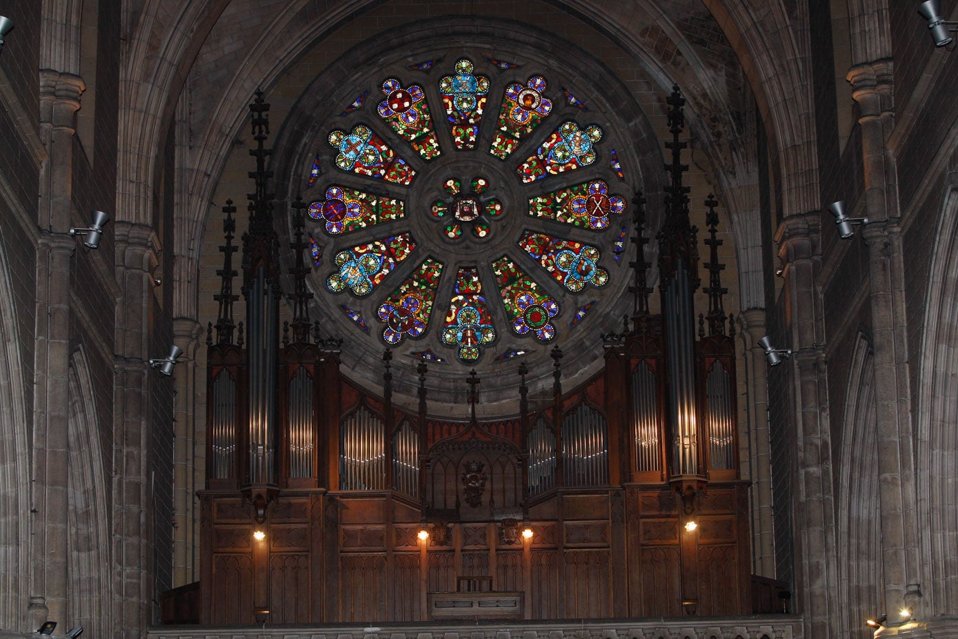 Las vidrieras ﻿son, sin duda, uno de los elementos más imponentes y laureados entre aquellos que visitan la Iglesia de La Asunción.