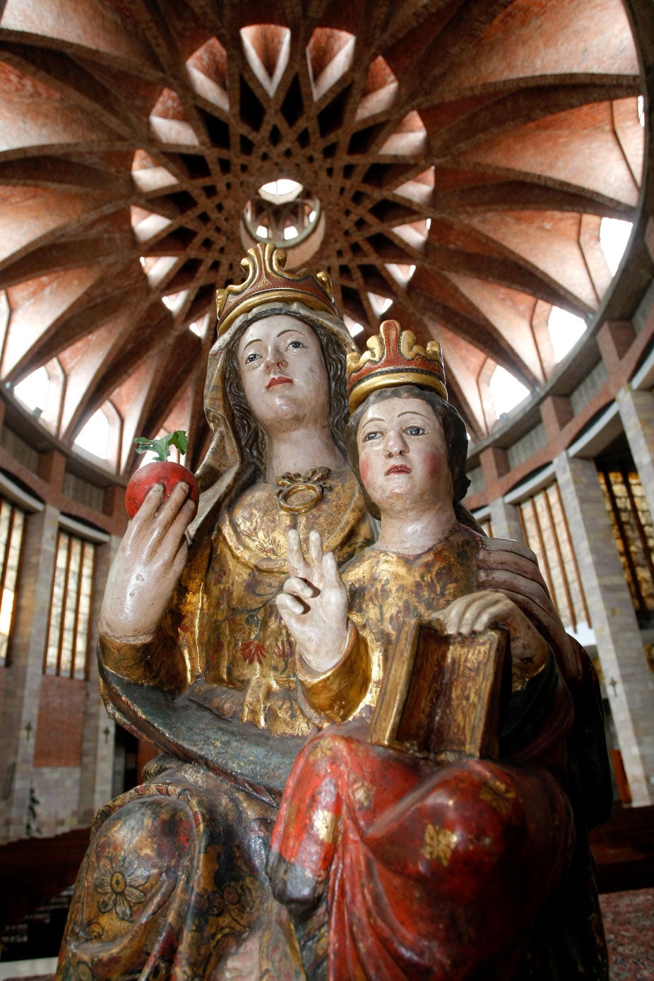 Imagen de la Virgen con el Niño Jesús, en la Iglesia de la Virgen Grande.